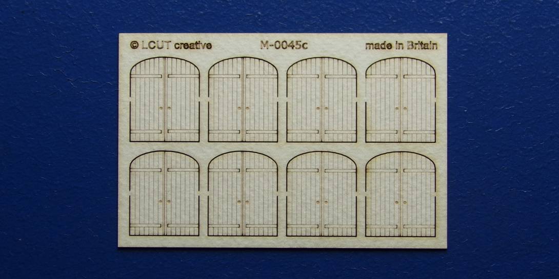 M 00-45c OO gauge kit of 8 double industrial doors with round top Kit of 8 double industrial doors with round top.
